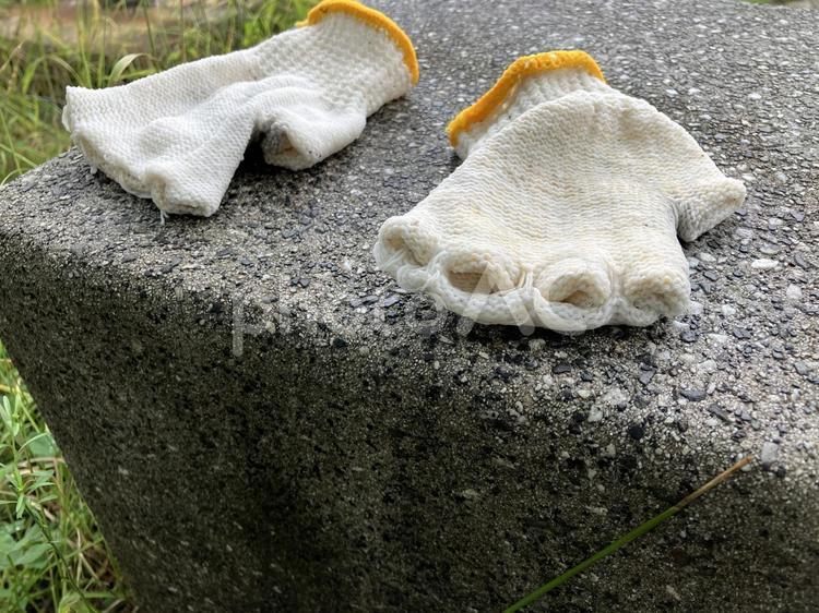 雨で濡れて裏返しのまま指が出てない軍手 軍手,手袋,濡れたの写真素材
