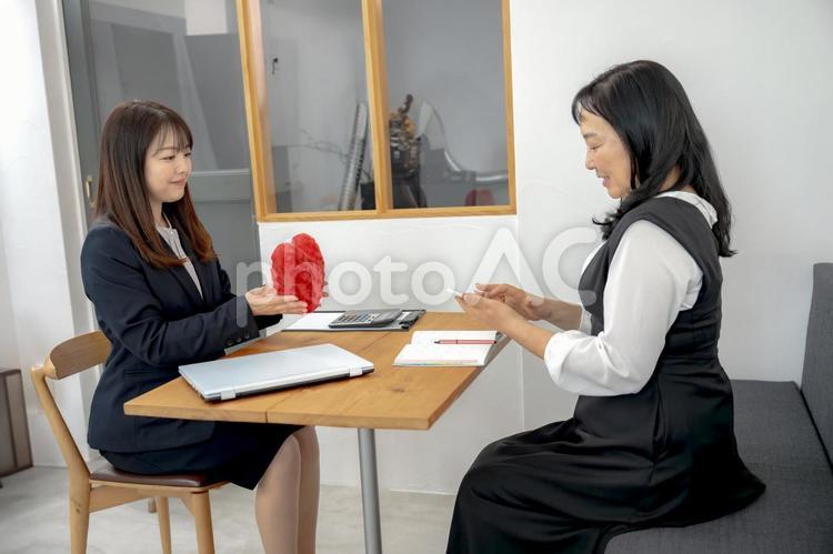 相談するビジネスシーン ビジネスウーマン,スーツ,女性の写真素材