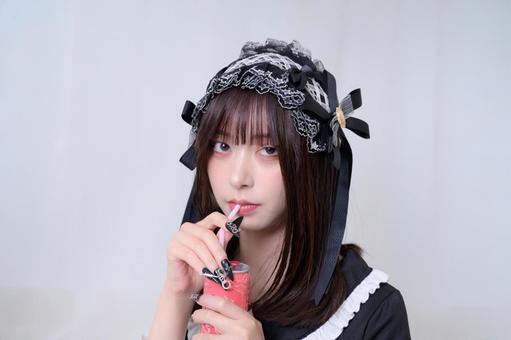 エナジードリンクを飲む地雷系女子 エナジードリンクを飲む地雷系女子 日本人,女性,エナジードリンクの写真素材