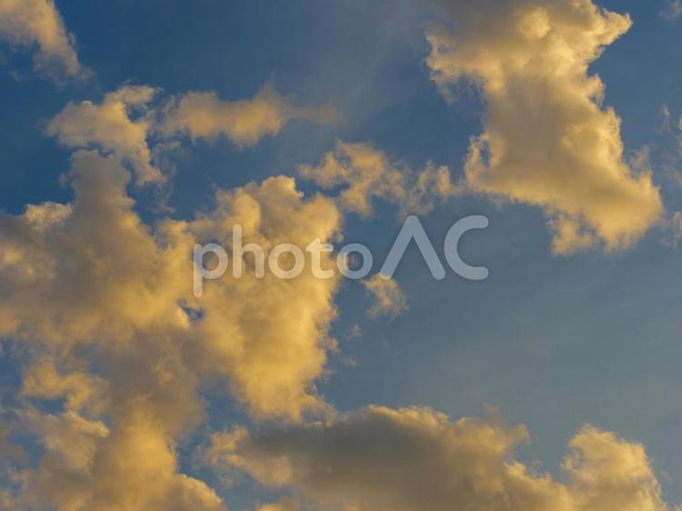 早朝の空と雲の背景素材 朝焼け,空,雲の写真素材
