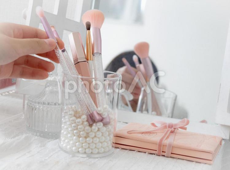 メイクブラシを取る女性の手 メイク,女性,化粧の写真素材