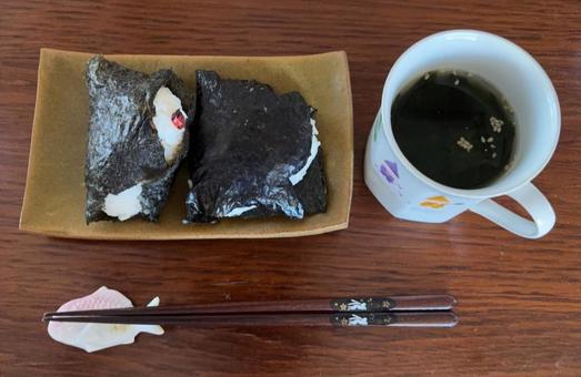 鮭と梅干しのおにぎり、わかめスープの昼食 鮭と梅干しのおにぎり、わかめスープの昼食 昼食,鮭,梅干しの写真素材