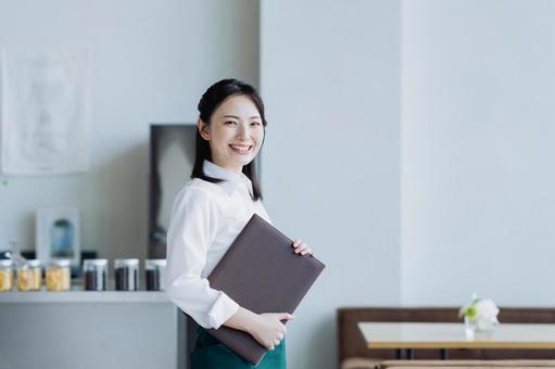 カフェで働く若い女性 カフェで働く若い女性 飲食店,ウェイトレス,カフェの写真素材