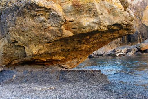 海辺に迫り出す巨大な岩の造形 岩,海岸,海の写真素材