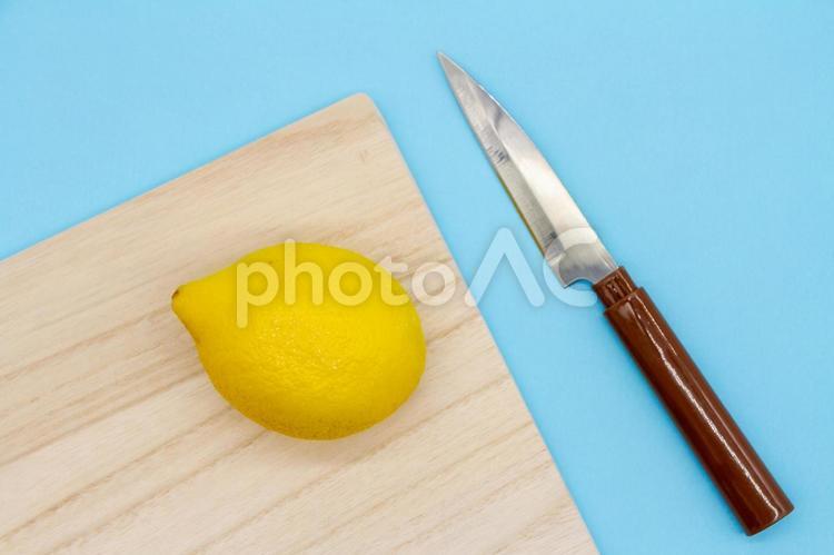 ナイフとまな板の上にレモン レモン,ナイフ,食べ物の写真素材
