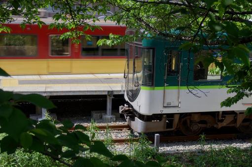 すれ違う電車 すれ違う電車 旅,電車,鉄道の写真素材