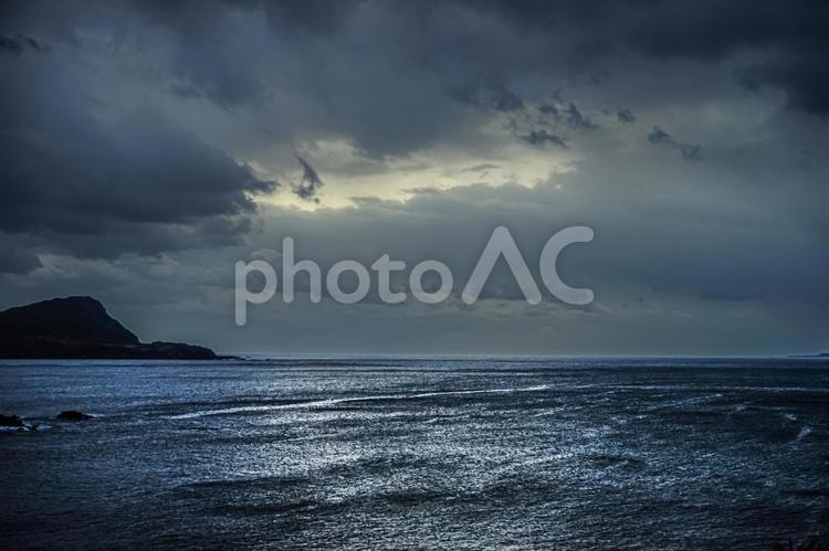 ＜五島の風景＞荒天の鐙瀬溶岩海岸 荒れた,海,曇りの写真素材