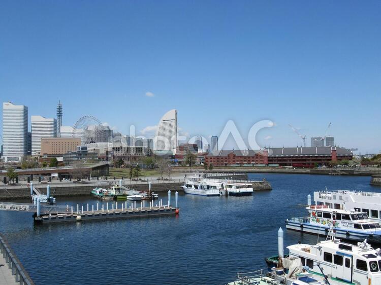 山下臨海線プロムナードからのみなとみらいと赤レンガ倉庫 みなとみらい,赤レンガ,建物の写真素材