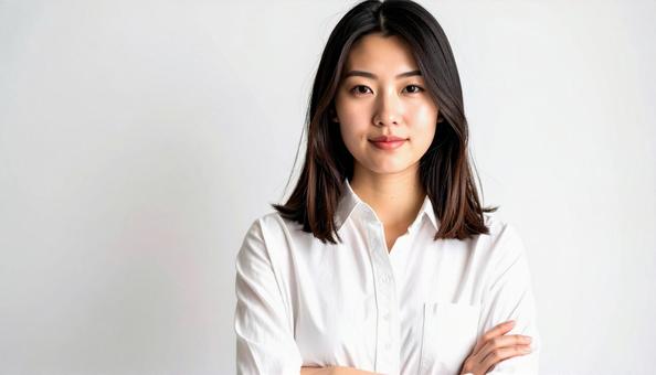 腕を組み微笑む女性のポートレート 腕を組み微笑む女性のポートレートの写真