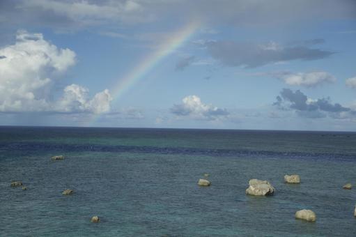 地平線の奥に虹 地平線の奥に虹 海,風景,空の写真素材