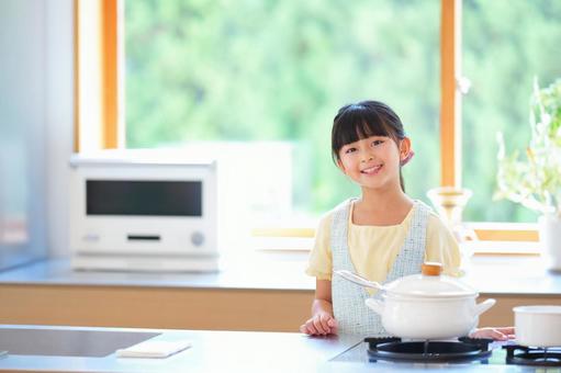 キッチンで笑顔の女の子 キッチンで笑顔の女の子の写真