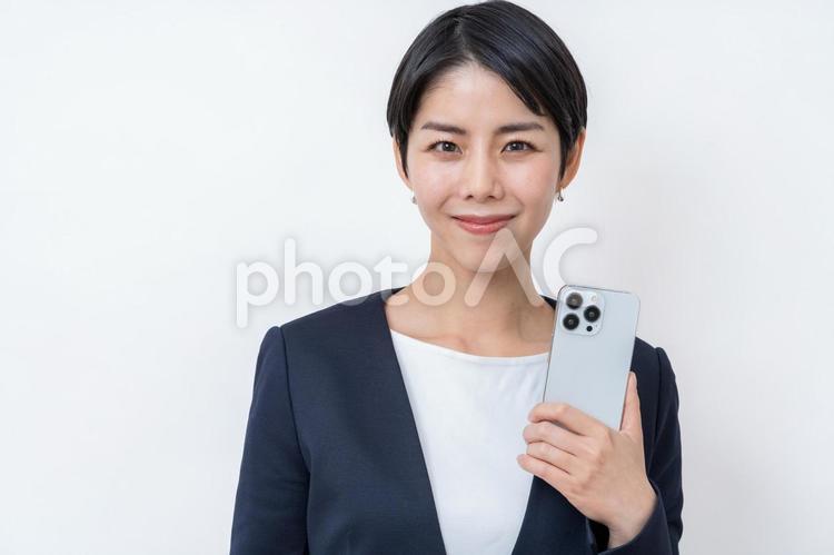 スマホを使うビジネスパーソン。 スマホ,スマートフォン,女性の写真素材