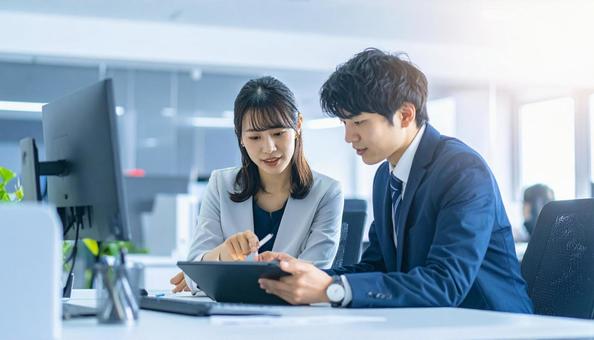 タブレットで打ち合わせするビジネス社員 タブレットで打ち合わせするビジネス社員の写真