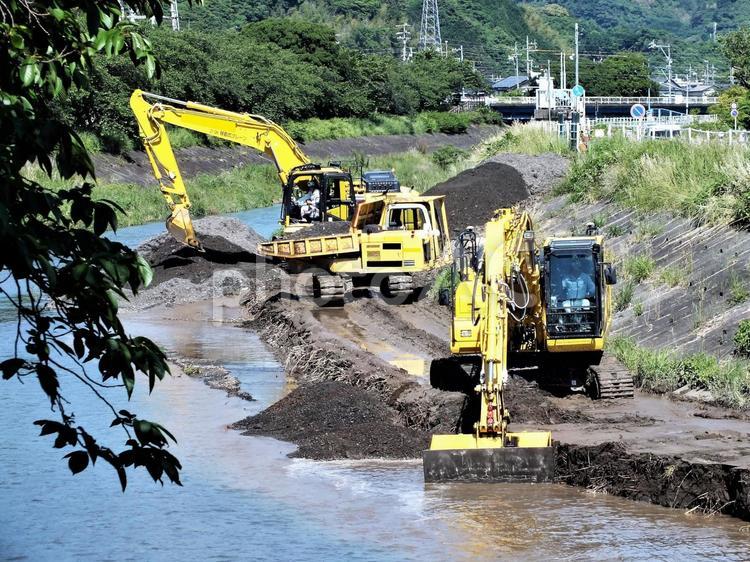 三台の重機が活躍する河川工事 ショベルカー,すくいあげる,待ちあげるの写真素材