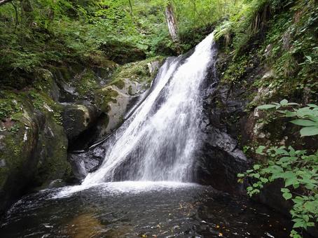 力強く流れる滝 力強く流れる滝 滝,清流,岩の写真素材