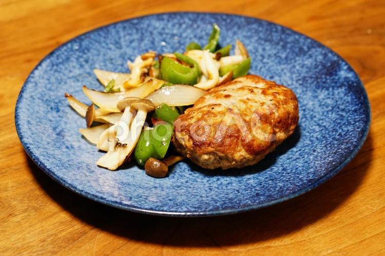 ハンバーグと野菜炒め ハンバーグ,野菜炒め,おかずの写真素材