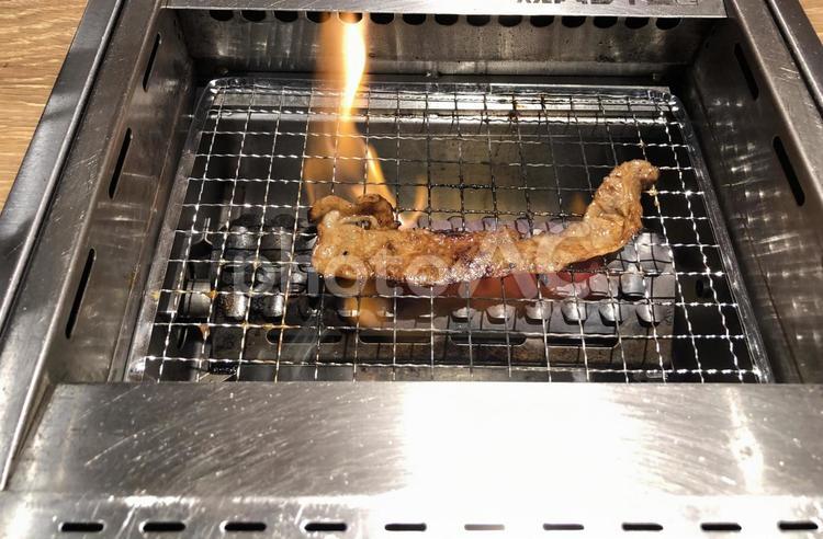 燃え上がる焼き肉 焼き肉,火,焼き色の写真素材