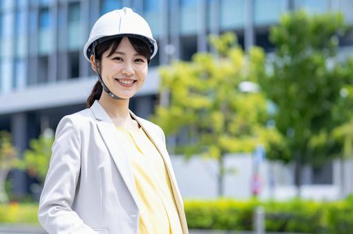 働く若い日本人の妊婦 働く若い日本人の妊婦の写真