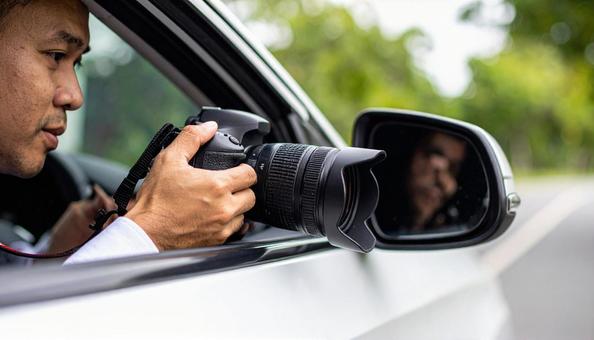scoop! 車からカメラを構える男性 scoop! 車からカメラを構える男性の写真