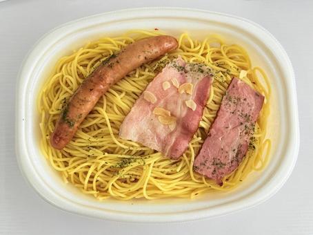 ウィンナーとベーコンのペペロンチーノ ウィンナーとベーコンのペペロンチーノの写真