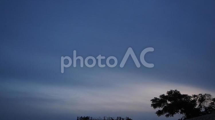 秋の空気になってきた広島の夕暮れ カラフル,レッズ,夕やけの写真素材