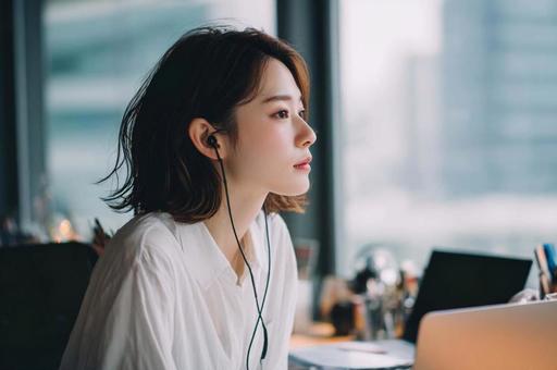 オンライン会議に参加する女性の写真