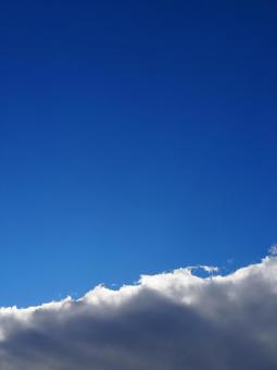 秋の空・青空&不気味な雨雲 秋の空・青空&不気味な雨雲の写真