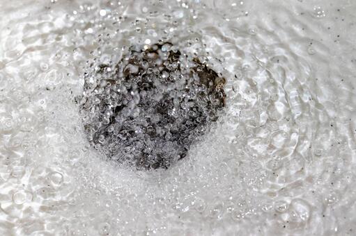 水が落ちて泡立つ水面 水,シンク,排水口の写真素材