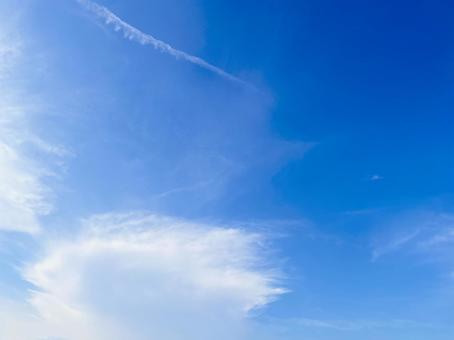 雲のある夏空の写真