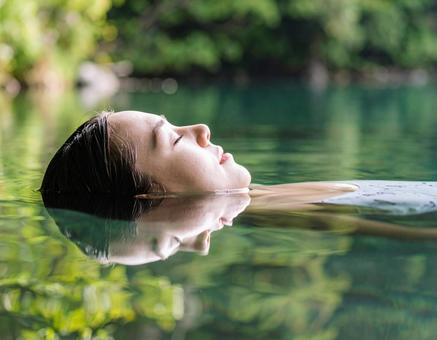 水面に浮かぶ女性 水面に浮かぶ女性の写真