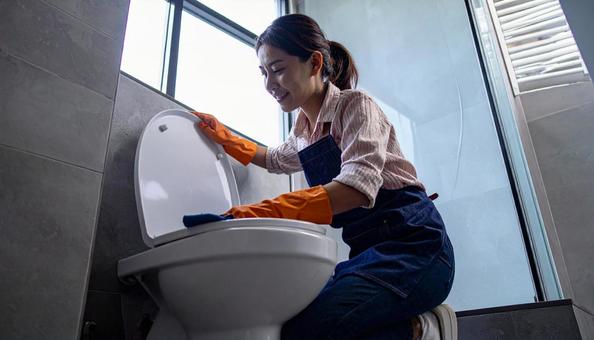 トイレ清掃する日本人女性 拭き掃除 トイレ清掃する日本人女性 拭き掃除の写真