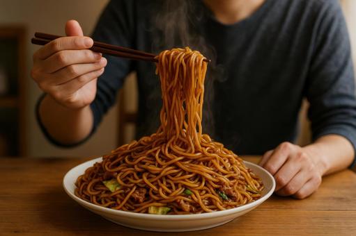 大盛り焼きそばを箸で持ち上げる瞬間 大盛り焼きそばを箸で持ち上げる瞬間の写真