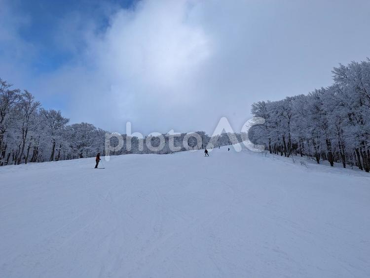 青空が顔を出したゲレンデ ゲレンデ,青空,雪山の写真素材