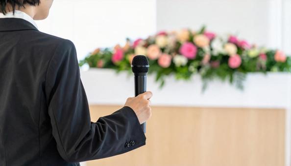 葬儀の司会進行するセレモニースタッフ女性 葬儀の司会進行するセレモニースタッフ女性の写真
