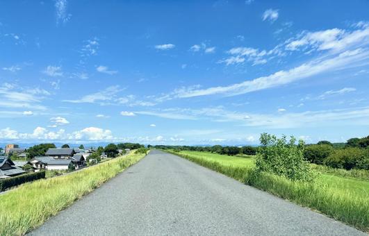 青空と堤防の一本道 空,道路,堤防の写真素材