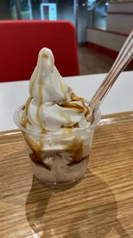 ソフトクリーム、渋皮栗 マロン,ソフトクリーム,パフェの写真素材