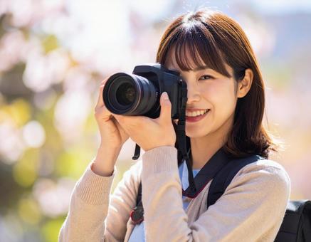 春の風景を撮影するカメラ女子 春の風景を撮影するカメラ女子の写真