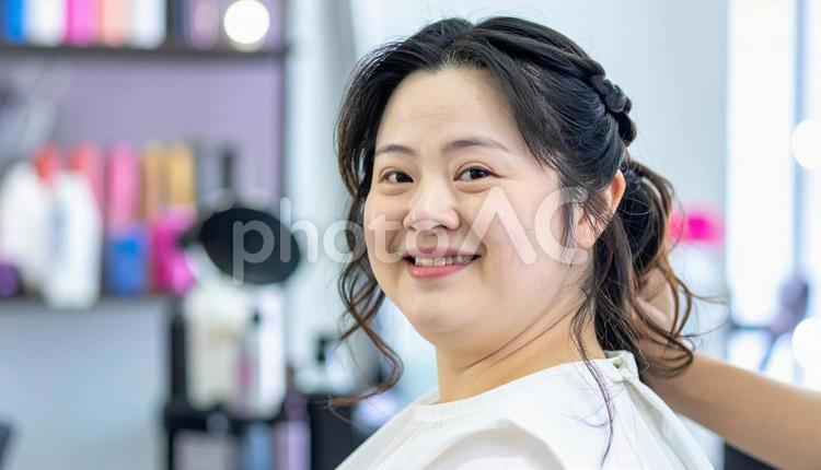 美容室で髪をセットされるダウン症の女性 ダウン症,女性,人の写真素材