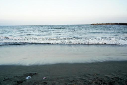 夕暮れの海岸に打ち寄せる波 海,波,海岸の写真素材