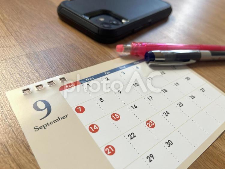 9月カレンダー、スマホ、ボールペン 9月,カレンダー,卓上カレンダーの写真素材