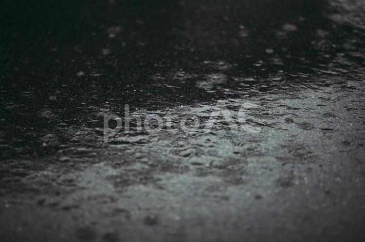 雨に濡れた地面 テクスチャ,人物無し,地面の写真素材