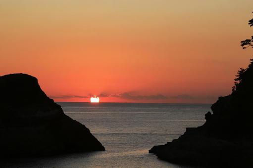堂ヶ島の向こうに綺麗な夕陽 堂ヶ島の向こうに綺麗な夕陽 夕陽,堂ヶ島,向こうにの写真素材