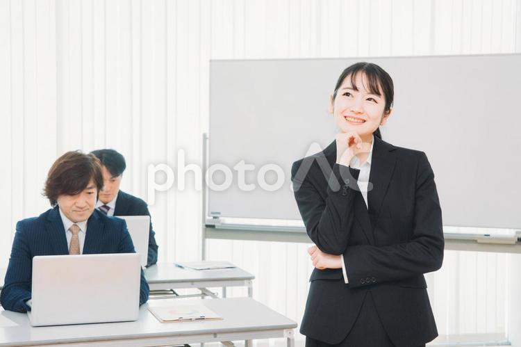 セミナーの講師とスーツ姿の男女（考える・アイディア） セミナー,講師,研修の写真素材