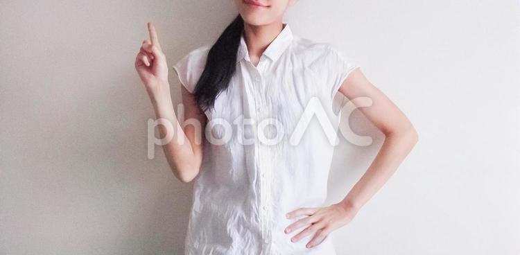 説明する女性(横長) 女性,教える,指差すの写真素材
