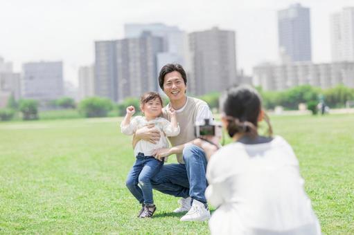 カメラで撮影をする親子 カメラで撮影をする親子の写真