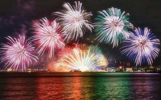 水面に映る花火と湖上の船 花火,花火大会,打ち上げ花火の写真素材