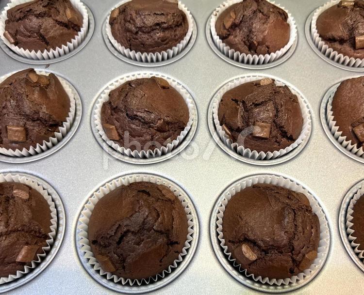 チョコレートマフィンが焼けた チョコレート,マフィン,焼きたての写真素材