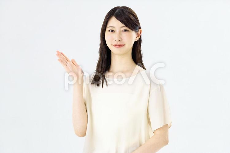 案内するビジネスウーマン　受付　主婦 ビジネスウーマン,案内,説明の写真素材