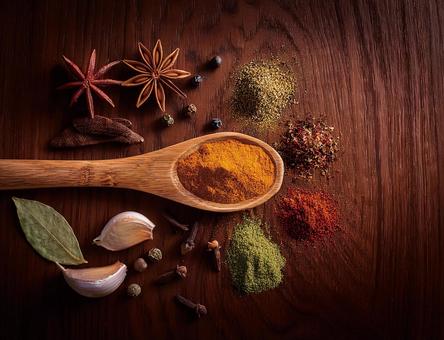 木のスプーンとスパイス 木のスプーンとスパイスの写真
