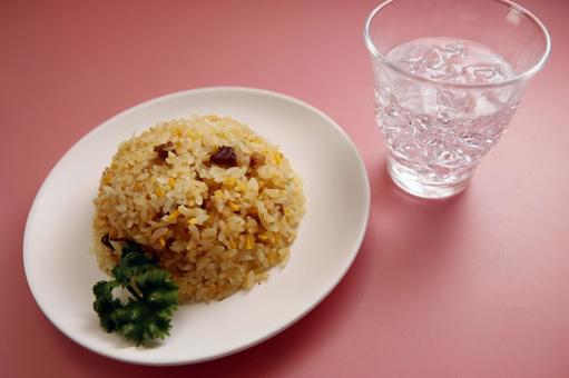 チャーハンと氷水のセット チャーハンと氷水のセット チャーハン,氷水,ご飯の写真素材